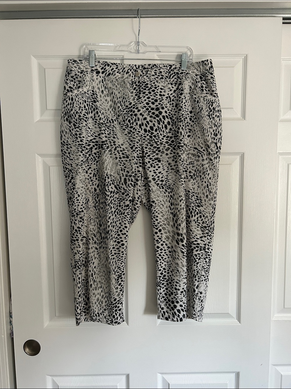 Chico's Weekends Black and White Animal-Print Cropped Pants